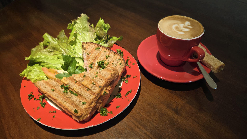 Sandwich und Cappuccino